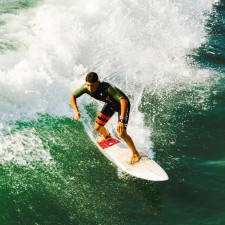 球迷高歌英超腐败透顶引热议，情绪宣泄还是深层危机？